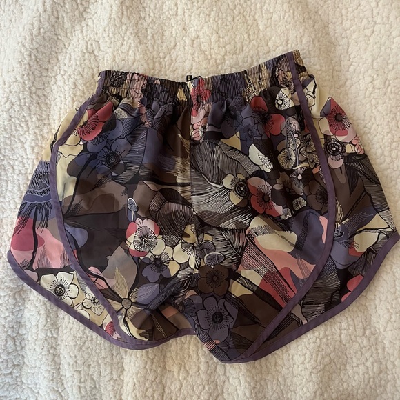 Women’s Nike Floral Running High-Rise Shorts - Picture 2 of 6